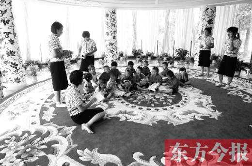 鄭州一幼兒園里的孩子在老師的帶領(lǐng)下讀《論語》。