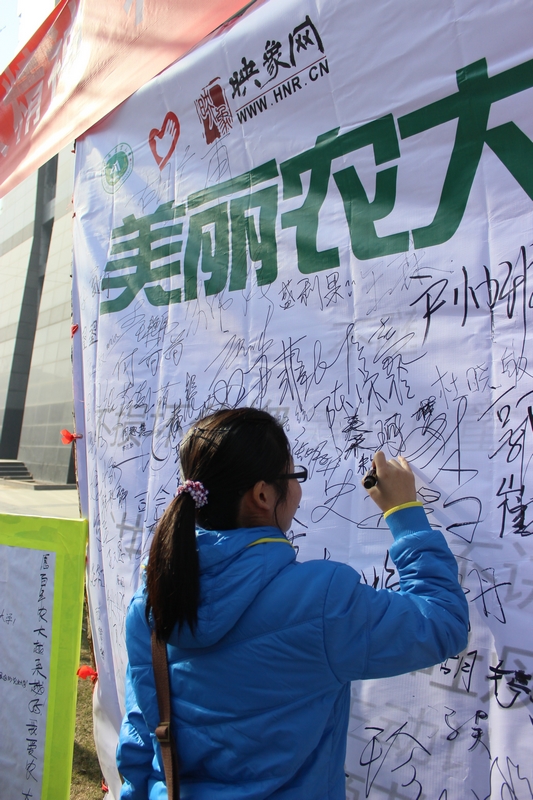 路過(guò)學(xué)生認(rèn)真簽名中