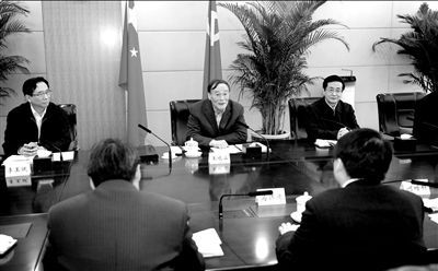 11月30日，中共中央政治局常委、中央紀委書記王岐山在北京主持召開座談會，聽取專家學者對黨風廉政建設和反腐敗工作的意見和建議。新華社發(fā)