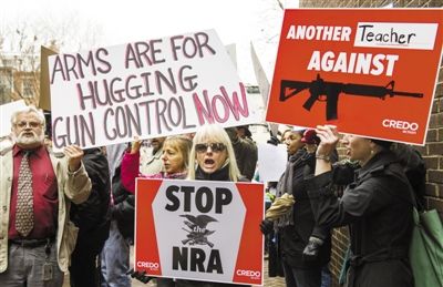 12月17日，華盛頓，示威者來到美國“全國槍支協(xié)會(huì)”在國會(huì)的說客辦公室表達(dá)控制槍支的訴求。