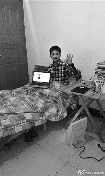 張洪銘在微博上發(fā)了張照片。照片顯示，他居住的屋子主要有一床一桌，寒冬里以電暖器取暖。