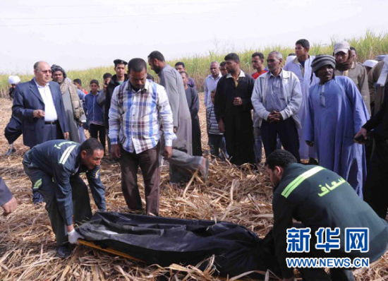 2月26日，在埃及旅游城市盧克索附近，急救人員在熱氣球事故現(xiàn)場搬運遇難者遺體。 新華社發(fā)