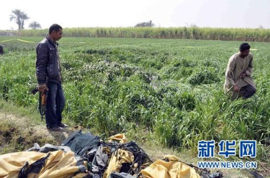 2月26日，在埃及旅游城市盧克索附近，當?shù)匕踩藛T在發(fā)生熱氣球爆炸事故的現(xiàn)場查看。