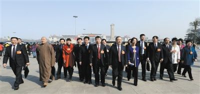 昨日，中國人民政治協(xié)商會議第十二屆全國委員會第一次會議在北京人民大會堂開幕。這是全國政協(xié)委員走向人民大會堂。新華社記者 陳樹根 攝