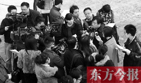 經(jīng)適房“下課”，公租房的申請(qǐng)、租金等備受關(guān)注，圖為鄭州市房管局規(guī)劃和住房保障處處長(zhǎng)馮榮智被媒體記者“