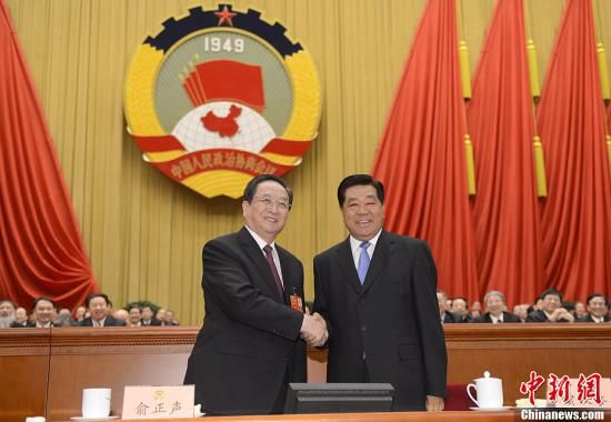 3月11日下午，全國政協(xié)十二屆一次會議在北京人民大會堂舉行第四次全體會議，俞正聲當(dāng)選政協(xié)第十二屆全國委員會主席。圖為政協(xié)第十一屆全國委員會主席賈慶林和俞正聲握手，表示祝賀。中新社發(fā) 廖攀 攝