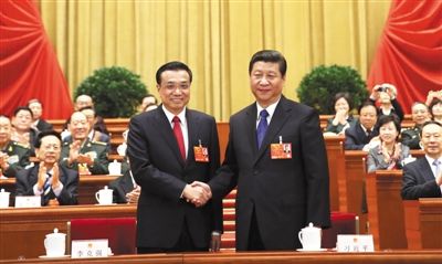 昨日，人大會(huì)議投票表決，決定李克強(qiáng)為國務(wù)院總理后，習(xí)近平和李克強(qiáng)親切握手。 新華社記者 蘭紅光 攝