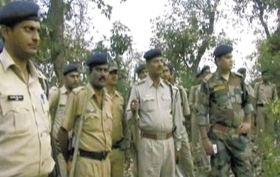 電視畫面顯示，大量警察在案發(fā)地搜查疑犯。