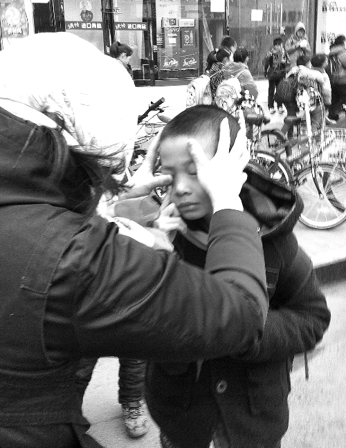 春天風(fēng)沙大，一孩子被風(fēng)沙瞇了眼