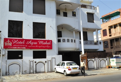 3月19日，印度北部阿格拉，一名英國女游客在旅館住店，有兩人企圖闖入她的房間，因害怕遭到強(qiáng)奸，她從旅