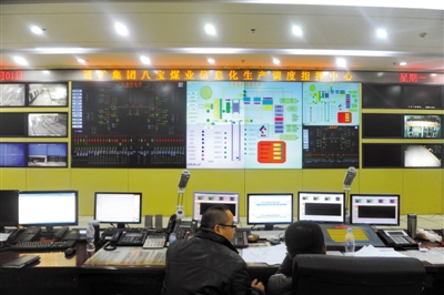 前日，八寶煤業(yè)公司，大家監(jiān)控井內(nèi)狀況。新華社 張楠 攝