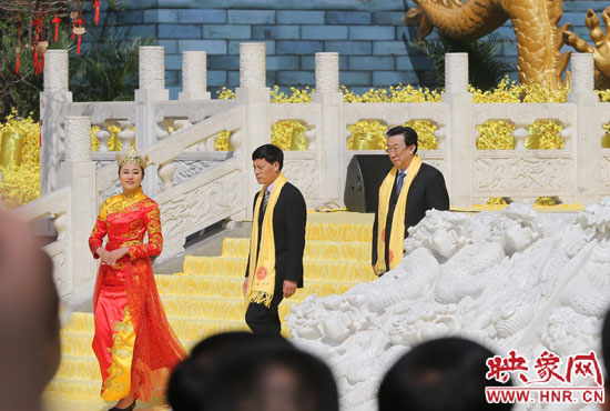 　河南省委書記、省人大常委會主任郭庚茂，河南省省長謝伏瞻敬獻(xiàn)花籃。映象網(wǎng)記者 邵恰 攝