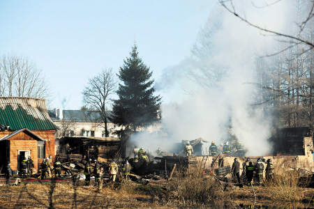 4月26日，俄羅斯救援人員在莫斯科州德米特羅夫區(qū)拉緬斯基村發(fā)生火災(zāi)的精神病院滅火?！　C供圖