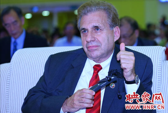 聽到關(guān)于鄭州航空港經(jīng)濟綜合實驗區(qū)的介紹，約翰.卡薩達博士豎起了大拇指