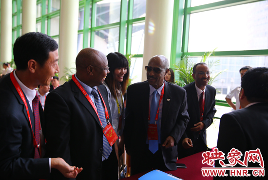 埃塞俄比亞駐華大使塞尤姆·梅斯芬在簽約會(huì)現(xiàn)場