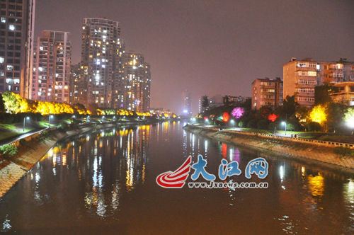 夜幕下的玉帶河，風(fēng)景很好，但是臭氣熏天。