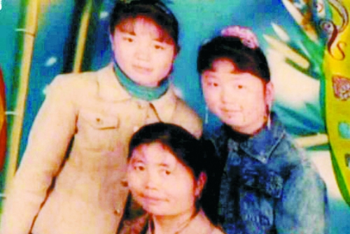 兩個(gè)女兒已長(zhǎng)大成人,妻子也已歸來(lái),這個(gè)分離12年的家庭,離幸福越來(lái)越近(翻拍)。