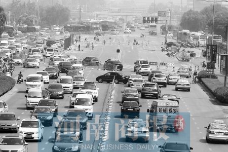 花園路封道施工，通行不暢 王春勝/攝