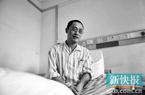 在病床上,趙海濱看起來比原先照片里消瘦了很多,雖然戴著一副近視眼鏡,卻掩飾不住鏡框后面發(fā)黑的眼圈。新快報記者孫毅/攝