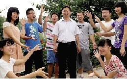 同學(xué)們用手臂連成光環(huán)，把班主任老師圍起來(lái)，表達(dá)對(duì)他的敬意和謝意。