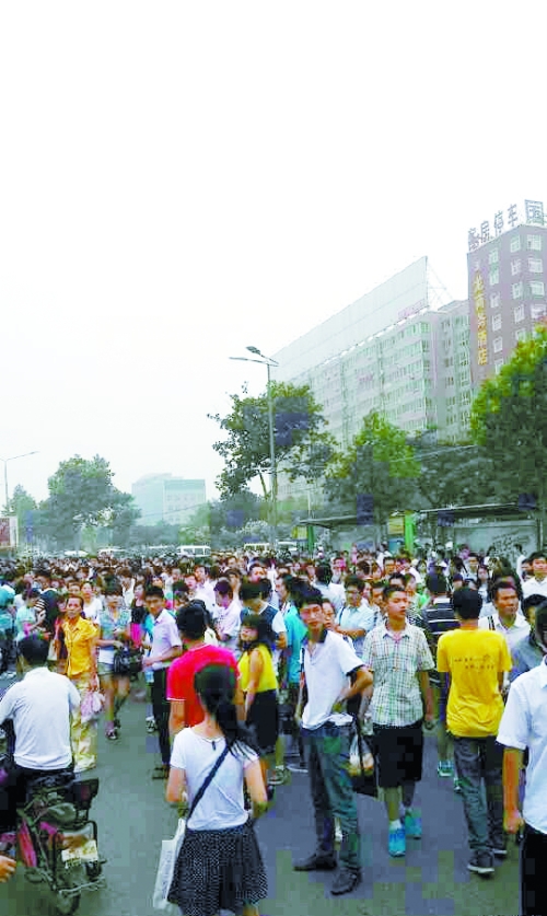 　早高峰等公交，場(chǎng)面蔚為壯觀（網(wǎng)友供圖）。