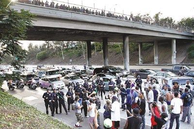 地點(diǎn):美國洛杉磯。大批警察和示威者正在對(duì)峙