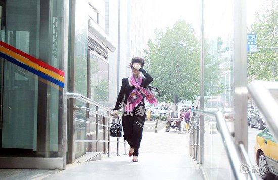 2013年7月22日，李某輪奸案庭前會(huì)議在海淀某法庭舉行，現(xiàn)場(chǎng)有大批媒體等候。