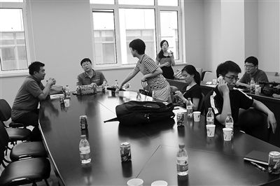 昨日，什剎海街道辦事處第四會(huì)議室，“什剎海女童練攤父親被打”事件的通氣會(huì)現(xiàn)場(chǎng)。