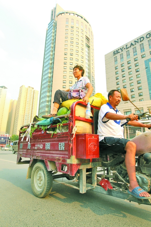 多賣瓜，瓜農(nóng)在烈日下奔波忙碌。