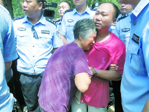 潛逃23年，歸案之時再見父母，最不能承受的究竟是誰？