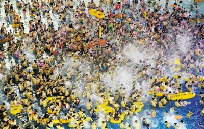 29日，湖北省武漢市，近日江城暑熱難解，人們紛紛前往水上樂園解暑，由于人數(shù)眾多，形成了“下餃子”的壯觀場面。圖/CFP