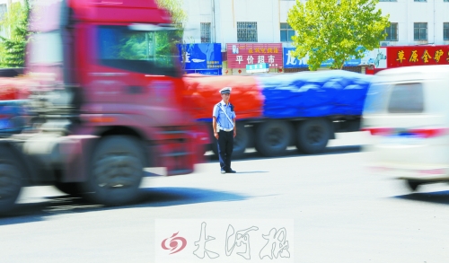 連霍高速受橋梁爆破影響禁止通車，310國道車流量迅速增加，當(dāng)?shù)亟痪块T安排大量警力保障道路暢通。