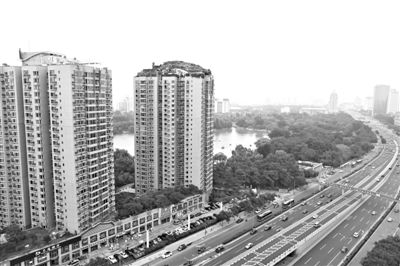 昨日，人濟(jì)山莊小區(qū)，與其他樓相比，B棟樓頂層天臺(tái)上違規(guī)建造了一棟兩層小樓，假山大樹俱全。新京報(bào)記者