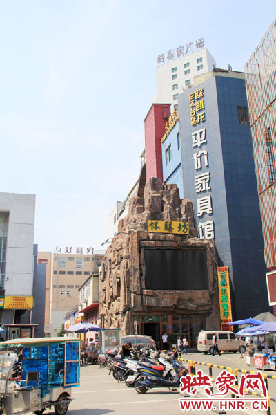 在該酒店一層的入口處，屹立著一座4層樓高的假山，氣勢雄偉。