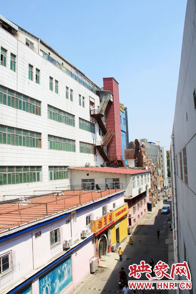 該家具賣場共6層樓，第7層建筑與其他樓層風格迥然不同，有明顯后期加蓋痕跡