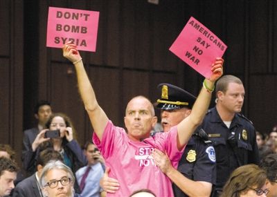 3日，美參議院外委會舉行敘利亞問題聽證會，民眾在現(xiàn)場示威，抗議美國軍事干預敘利亞。