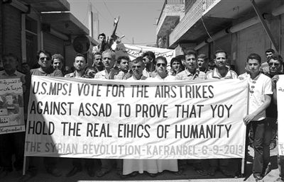 6日，敘利亞西北部的民眾打出橫幅，要求美國對敘動武。