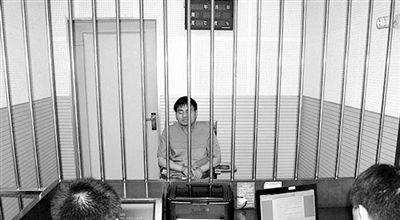 警方審訊犯罪嫌疑人“秦火火”。