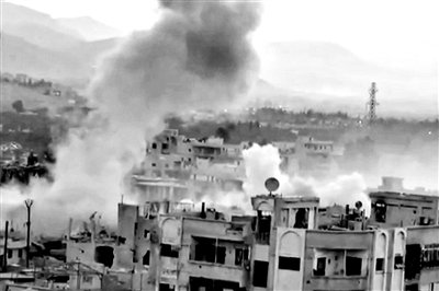 　10日公布的視頻顯示，敘利亞大馬士革地區(qū)，樓房遭重型火炮襲擊，現(xiàn)場(chǎng)濃煙滾滾。