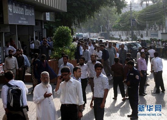 9月24日，在巴基斯坦南部城市卡拉奇，地震發(fā)生后人們跑到街上躲避。