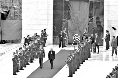 2012年11月27日，開棺檢驗(yàn)阿拉法特尸骨后，巴方為其舉辦重新安葬儀式。