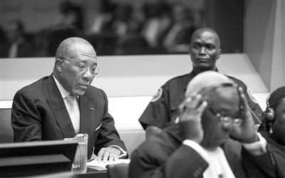 9月26日，荷蘭海牙，利比里亞前總統(tǒng)查爾斯·泰勒在法庭接受審判。