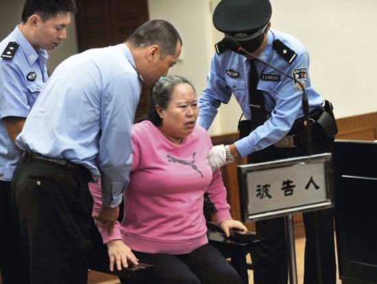 9月24日，在公訴人宣讀起訴書時，丁書苗因身體不停顫抖一度站立不穩(wěn)，被法警扶住