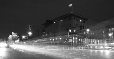 美國(guó)駐德國(guó)大使館夜景，這里被懷疑設(shè)有監(jiān)聽(tīng)站。