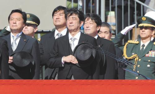 　27日上午，日本首相安倍晉三在琦玉縣的自衛(wèi)隊朝霞訓(xùn)練場出席陸上自衛(wèi)隊年度閱兵式