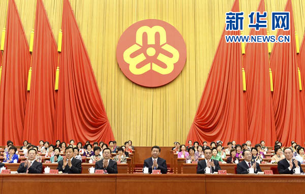 習近平、李克強、張德江、俞正聲、劉云山、王岐山、張高麗等在主席臺就座，祝賀大會召開。