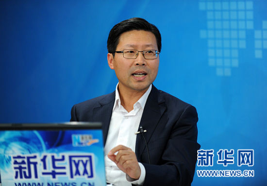 圖為嘉賓與主持人交談。新華網(wǎng) 陳競(jìng)超 攝