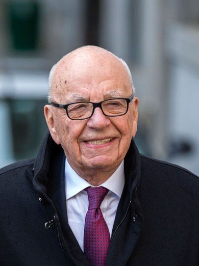 20日，從最高法院出來，默多克一臉輕松。路透社