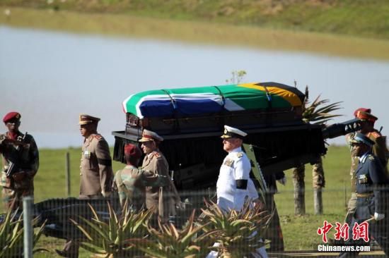 圖為南非海、陸、空三軍首腦為曼德拉護(hù)靈。宋方燦 攝