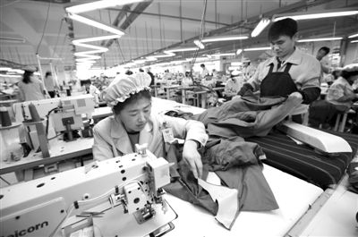 12月19日，朝鮮工人在開城工業(yè)園區(qū)工作。當(dāng)日，由二十國集團(tuán)（G20）的經(jīng)濟(jì)官員、國際金融組織相關(guān)負(fù)責(zé)人以及各國記者等組成的國際代表團(tuán)訪問工業(yè)園區(qū)。今年4月朝鮮單方面關(guān)閉開城工業(yè)園，9月才宣布重開。新華社發(fā)